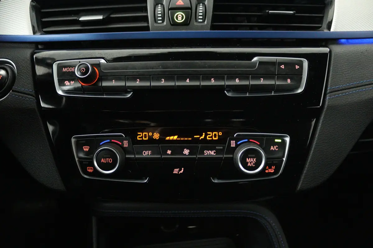 sDrive18i High Executive (SFEERVERLICHTING, NAVIGATIE, CRUISE CONTROL, DEALER ONDERHOUDEN)