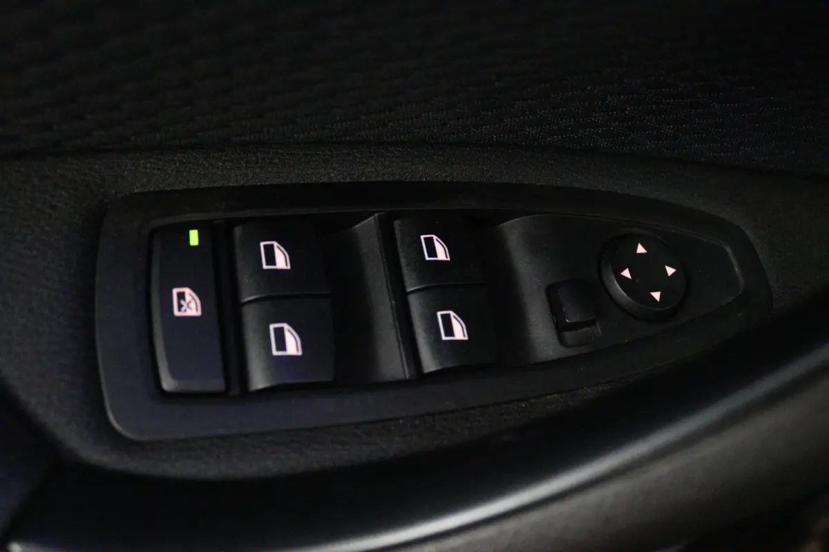 sDrive18i High Executive (SFEERVERLICHTING, NAVIGATIE, CRUISE CONTROL, DEALER ONDERHOUDEN)