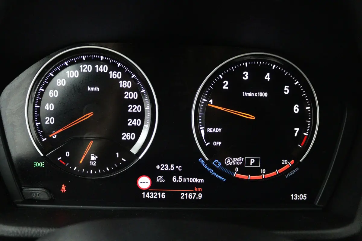 sDrive18i High Executive (SFEERVERLICHTING, NAVIGATIE, CRUISE CONTROL, DEALER ONDERHOUDEN)