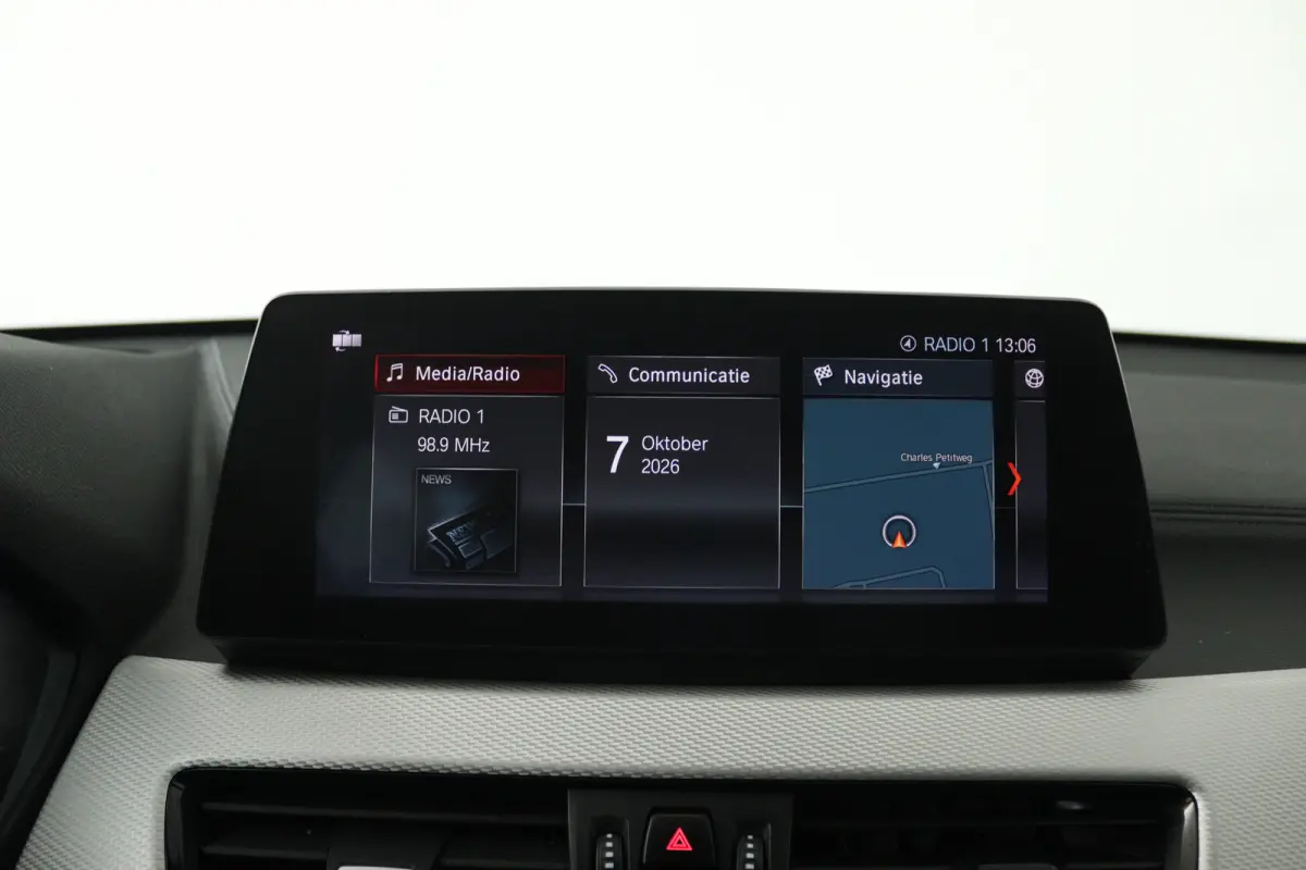 sDrive18i High Executive (SFEERVERLICHTING, NAVIGATIE, CRUISE CONTROL, DEALER ONDERHOUDEN)