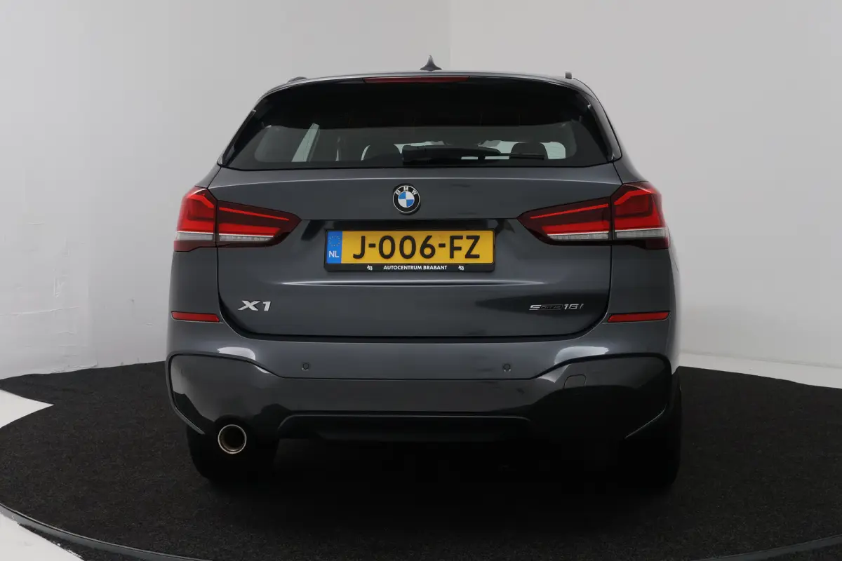 sDrive18i High Executive (SFEERVERLICHTING, NAVIGATIE, CRUISE CONTROL, DEALER ONDERHOUDEN)