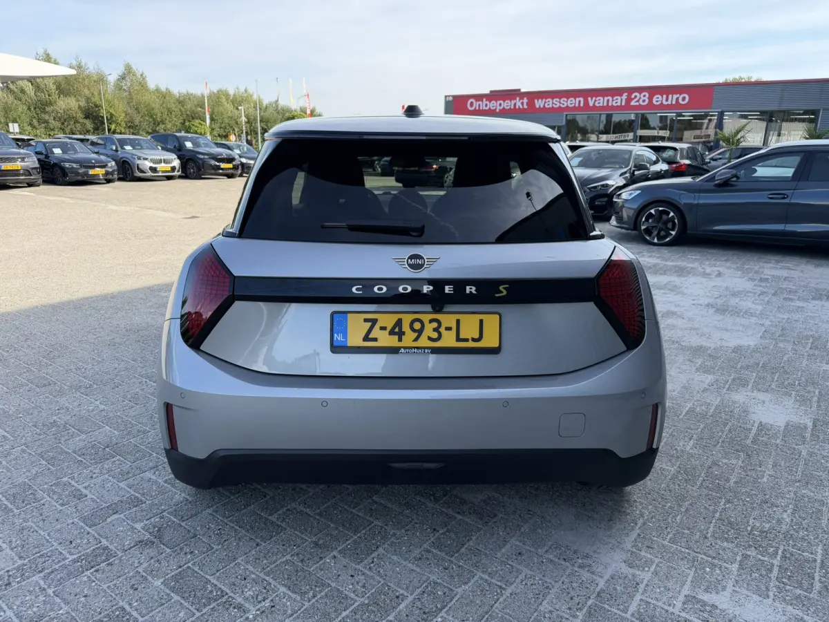 3-Deurs SE Favoured XL 54.2 kWh Panoramadak Carplay Harman-Kardon Keyless Entry 360 Camera 18 Inch LED Stuurverwarming Tot 402 KM Actieradius!