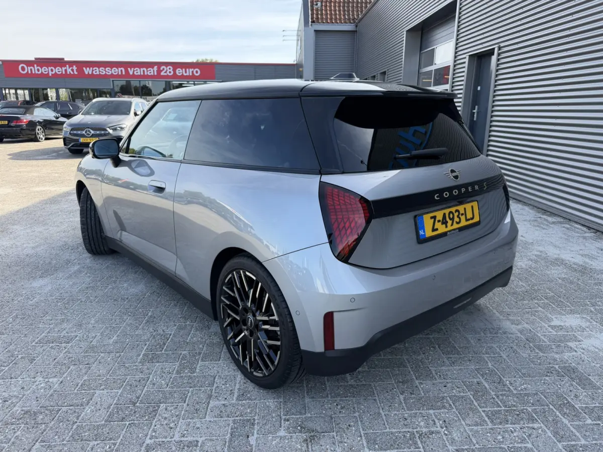 3-Deurs SE Favoured XL 54.2 kWh Panoramadak Carplay Harman-Kardon Keyless Entry 360 Camera 18 Inch LED Stuurverwarming Tot 402 KM Actieradius!