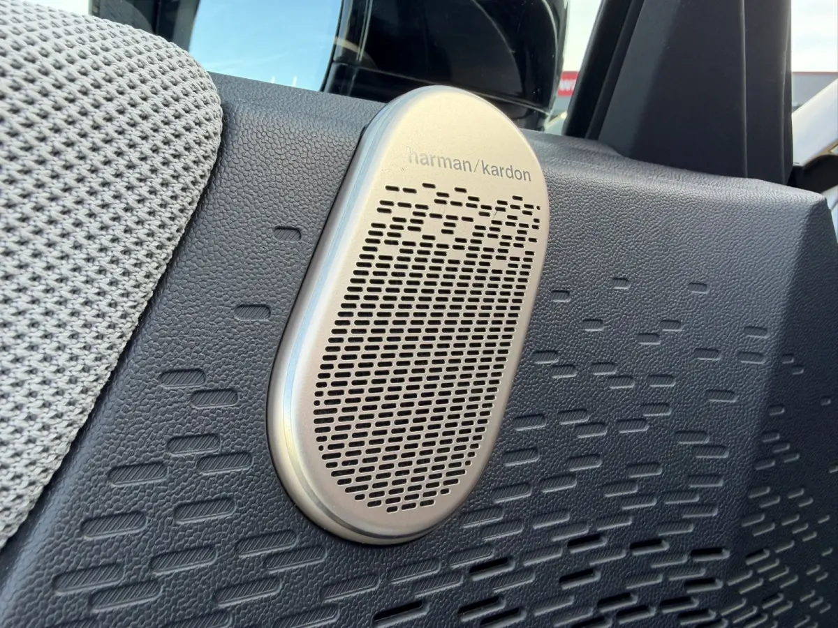 3-Deurs SE Favoured XL 54.2 kWh Panoramadak Carplay Harman-Kardon Keyless Entry 360 Camera 18 Inch LED Stuurverwarming Tot 402 KM Actieradius!