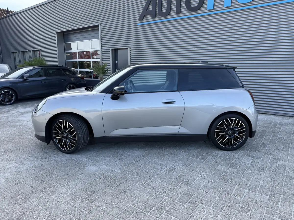 3-Deurs SE Favoured XL 54.2 kWh Panoramadak Carplay Harman-Kardon Keyless Entry 360 Camera 18 Inch LED Stuurverwarming Tot 402 KM Actieradius!
