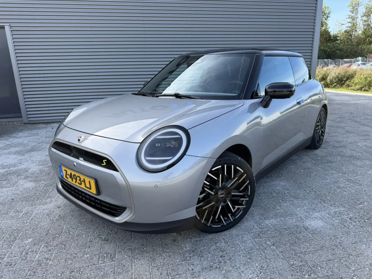 3-Deurs SE Favoured XL 54.2 kWh Panoramadak Carplay Harman-Kardon Keyless Entry 360 Camera 18 Inch LED Stuurverwarming Tot 402 KM Actieradius!