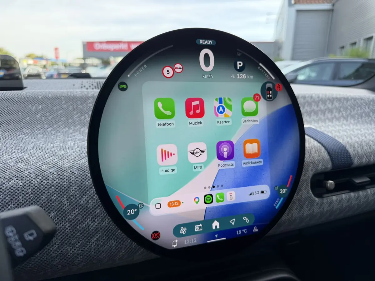3-Deurs SE Favoured XL 54.2 kWh Panoramadak Carplay Harman-Kardon Keyless Entry 360 Camera 18 Inch LED Stuurverwarming Tot 402 KM Actieradius!