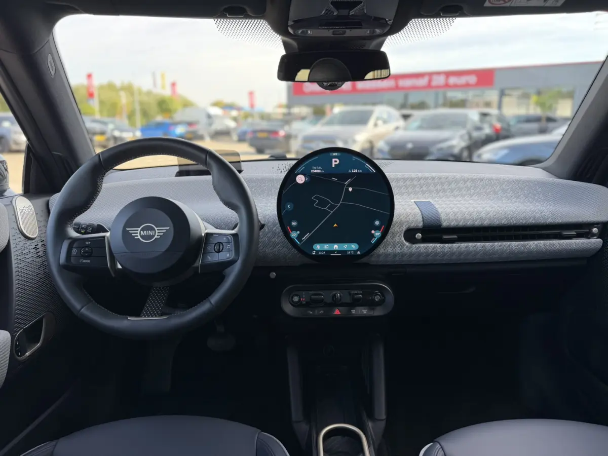 3-Deurs SE Favoured XL 54.2 kWh Panoramadak Carplay Harman-Kardon Keyless Entry 360 Camera 18 Inch LED Stuurverwarming Tot 402 KM Actieradius!