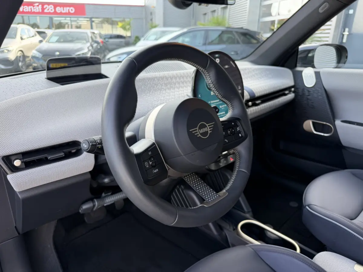 3-Deurs SE Favoured XL 54.2 kWh Panoramadak Carplay Harman-Kardon Keyless Entry 360 Camera 18 Inch LED Stuurverwarming Tot 402 KM Actieradius!