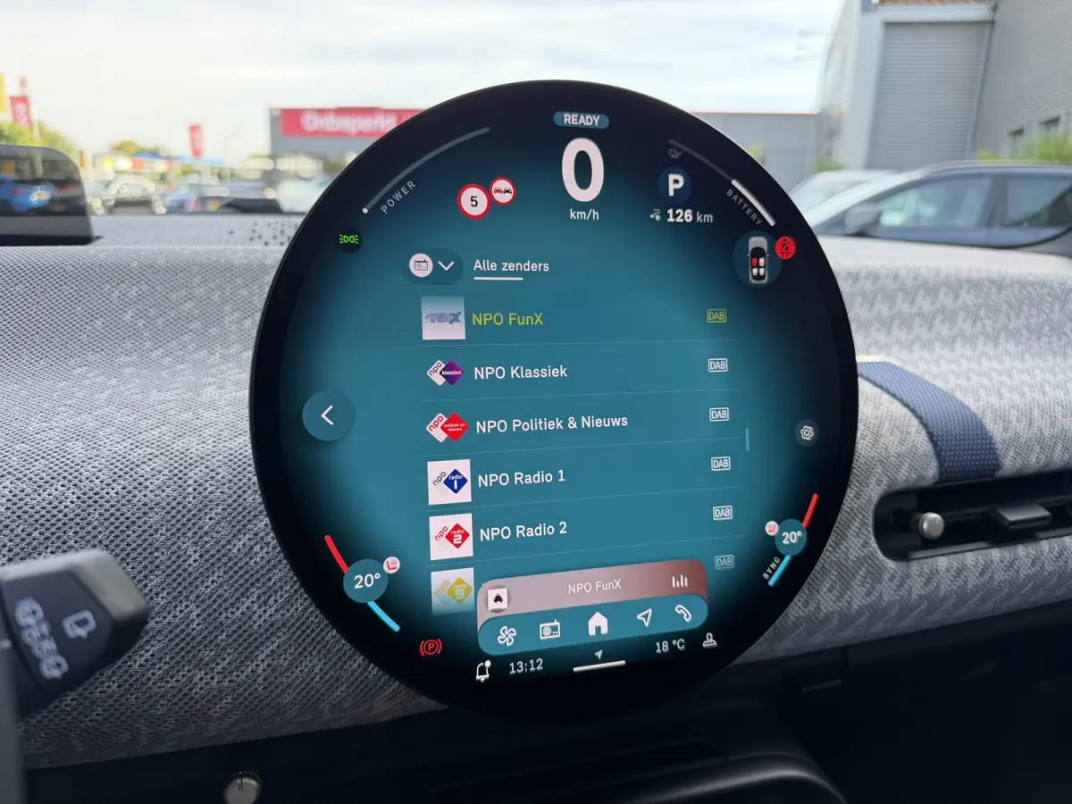 3-Deurs SE Favoured XL 54.2 kWh Panoramadak Carplay Harman-Kardon Keyless Entry 360 Camera 18 Inch LED Stuurverwarming Tot 402 KM Actieradius!