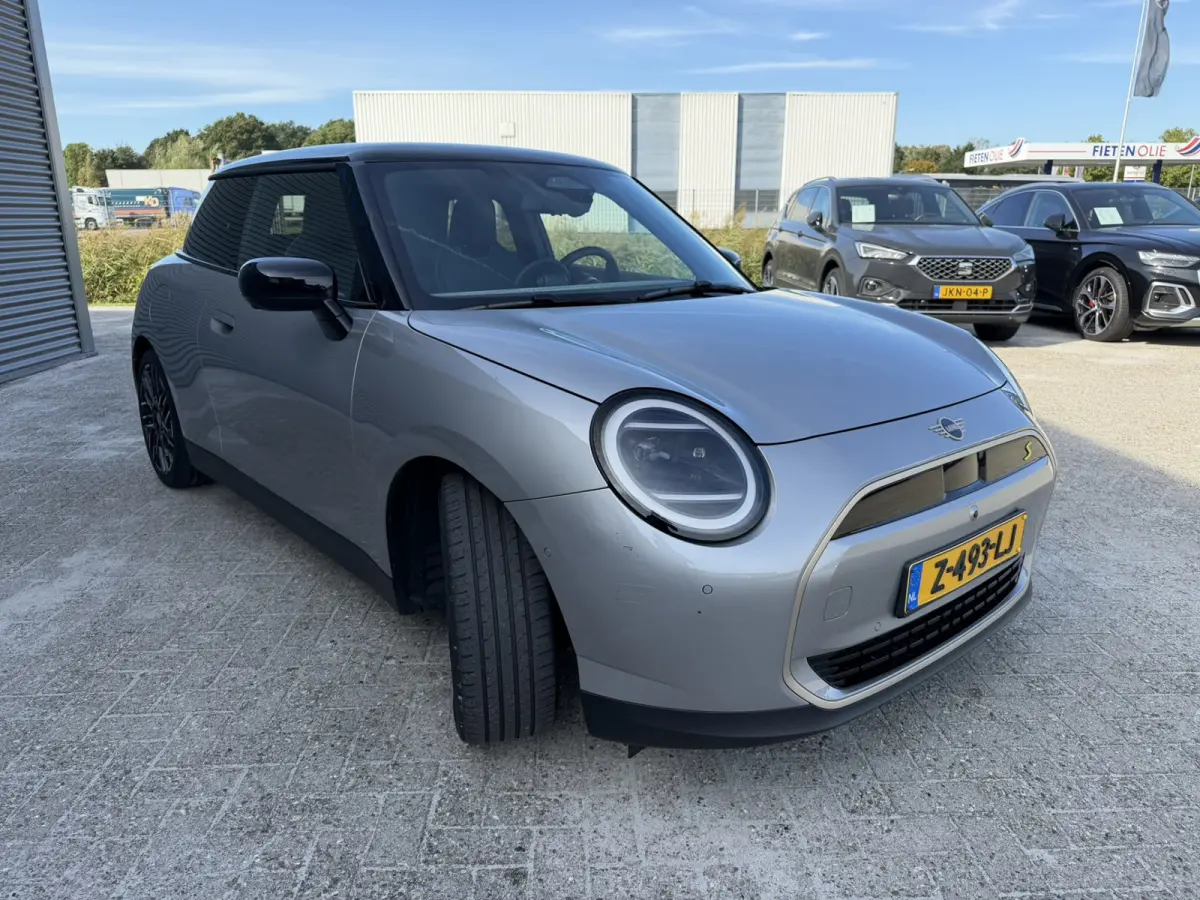 3-Deurs SE Favoured XL 54.2 kWh Panoramadak Carplay Harman-Kardon Keyless Entry 360 Camera 18 Inch LED Stuurverwarming Tot 402 KM Actieradius!