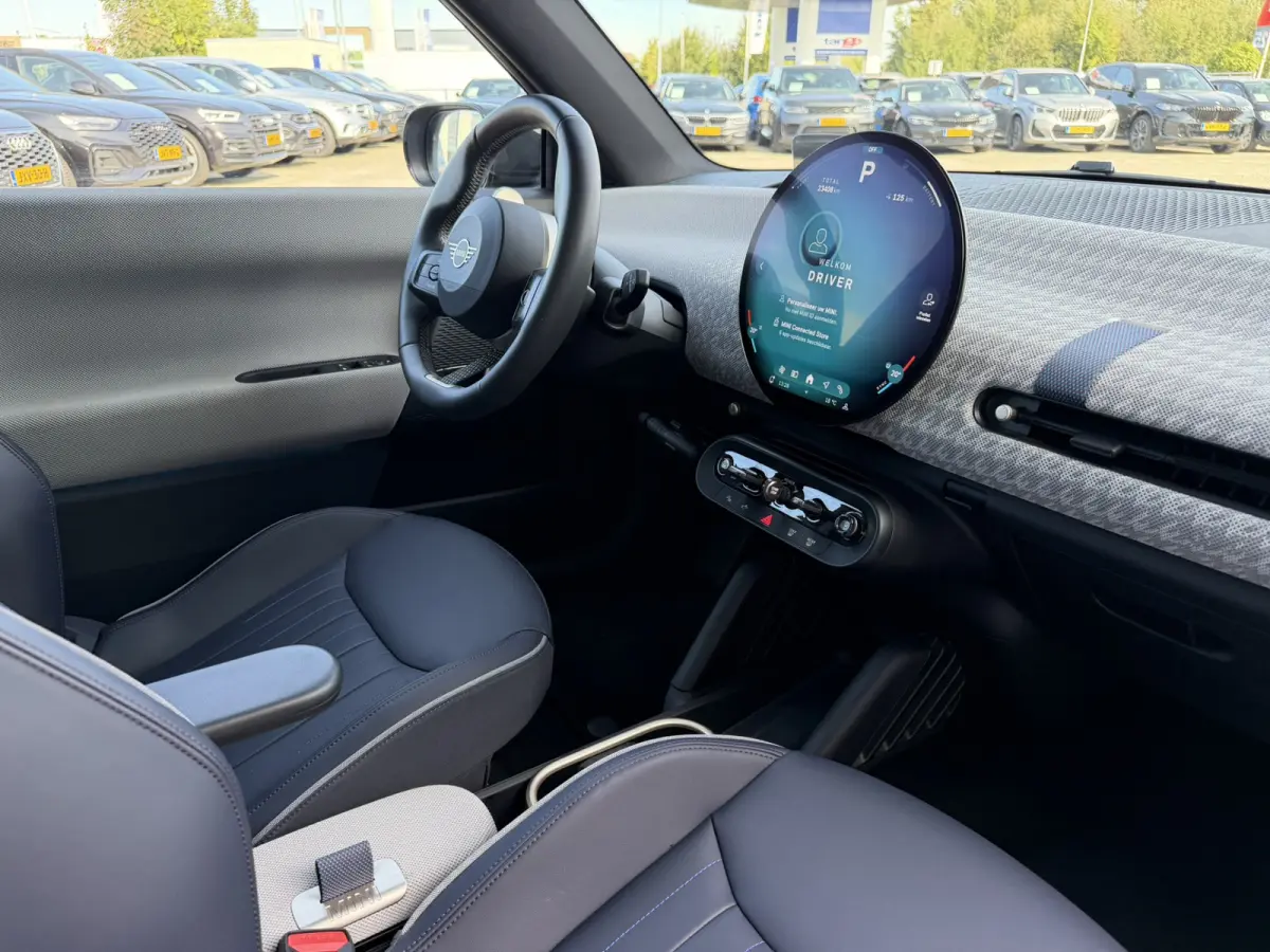 3-Deurs SE Favoured XL 54.2 kWh Panoramadak Carplay Harman-Kardon Keyless Entry 360 Camera 18 Inch LED Stuurverwarming Tot 402 KM Actieradius!