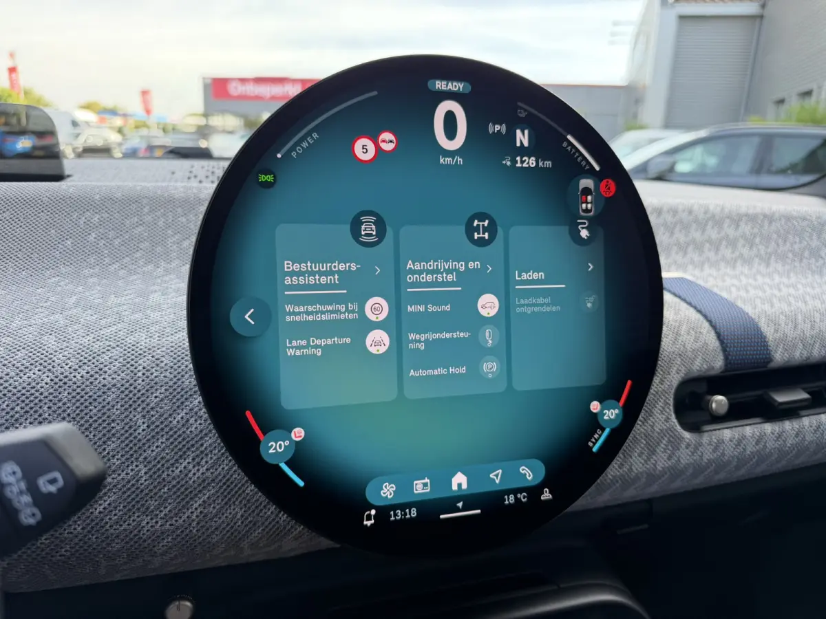 3-Deurs SE Favoured XL 54.2 kWh Panoramadak Carplay Harman-Kardon Keyless Entry 360 Camera 18 Inch LED Stuurverwarming Tot 402 KM Actieradius!