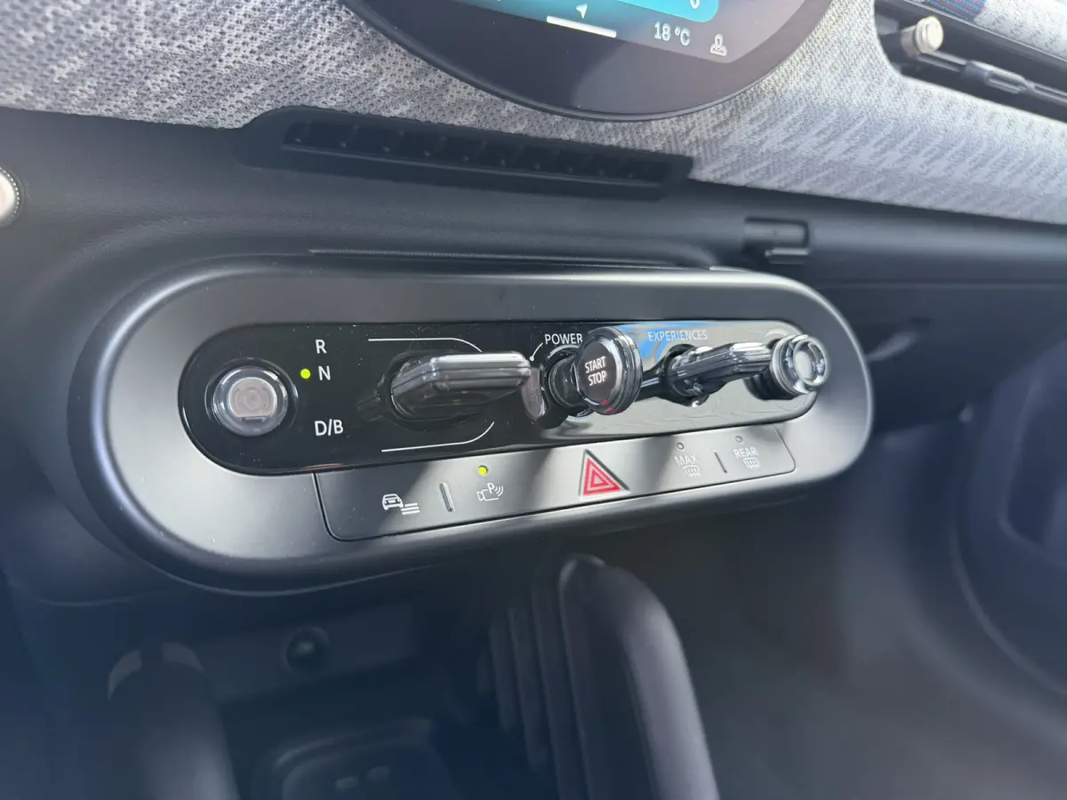 3-Deurs SE Favoured XL 54.2 kWh Panoramadak Carplay Harman-Kardon Keyless Entry 360 Camera 18 Inch LED Stuurverwarming Tot 402 KM Actieradius!