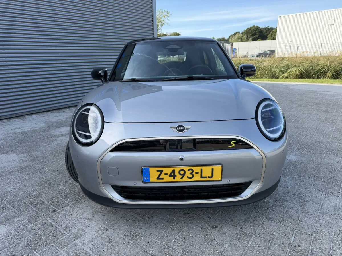 3-Deurs SE Favoured XL 54.2 kWh Panoramadak Carplay Harman-Kardon Keyless Entry 360 Camera 18 Inch LED Stuurverwarming Tot 402 KM Actieradius!