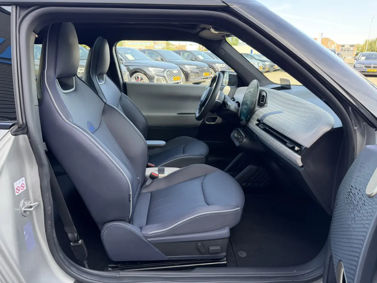 3-Deurs SE Favoured XL 54.2 kWh Panoramadak Carplay Harman-Kardon Keyless Entry 360 Camera 18 Inch LED Stuurverwarming Tot 402 KM Actieradius!