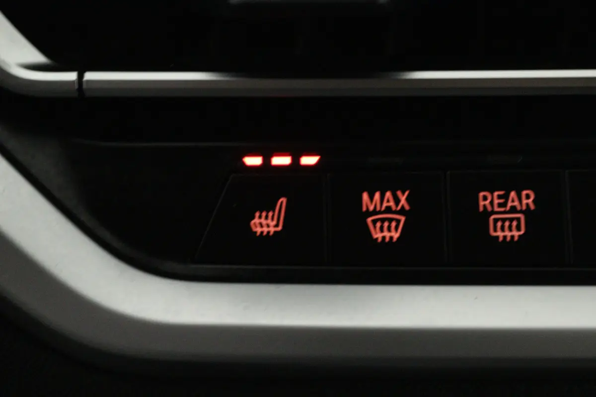 320i High Executive M-sport(M-PAkKKET, CAMERA, STOELVERWARMING, SFEERVERLICHTING, DEALER ONDERHOUDEN)