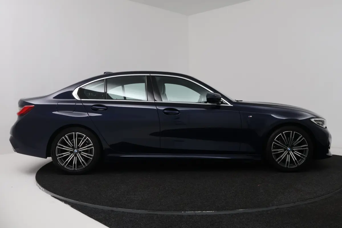 320i High Executive M-sport(M-PAkKKET, CAMERA, STOELVERWARMING, SFEERVERLICHTING, DEALER ONDERHOUDEN)