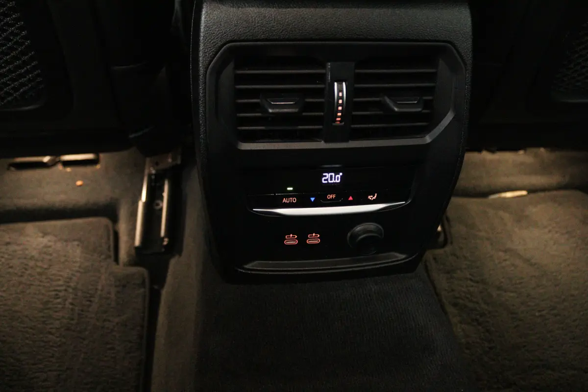 320i High Executive M-sport(M-PAkKKET, CAMERA, STOELVERWARMING, SFEERVERLICHTING, DEALER ONDERHOUDEN)