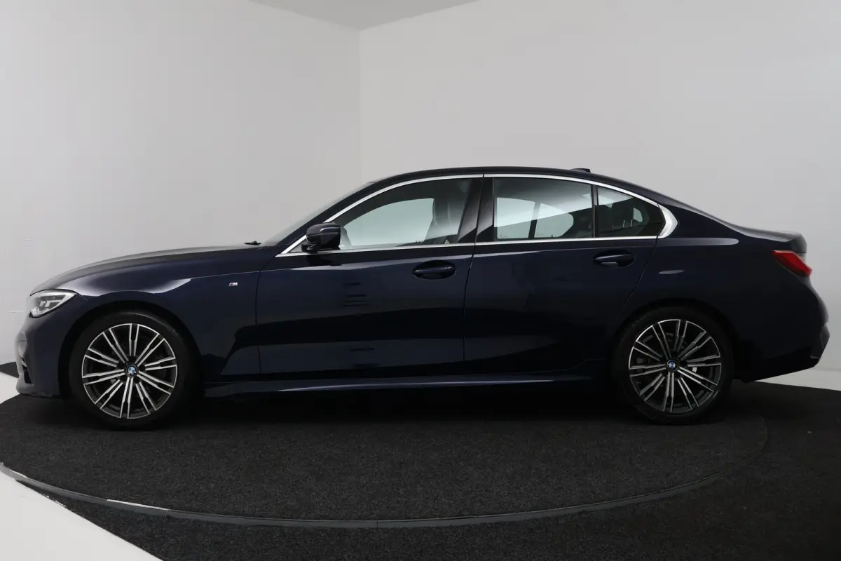 320i High Executive M-sport(M-PAkKKET, CAMERA, STOELVERWARMING, SFEERVERLICHTING, DEALER ONDERHOUDEN)