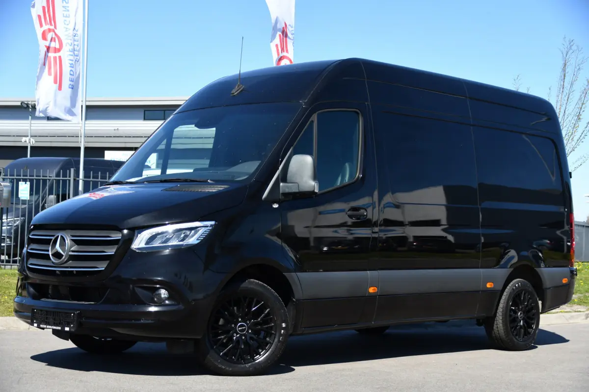 319 1.9 CDI L2H2 RWD Black Edition 360 Camera, Cruise, LED, 3500kg Trekhaak, Carplay, Leder, 10,5'' Mbux, 190pk, Automaat, NAVI, Uniek!