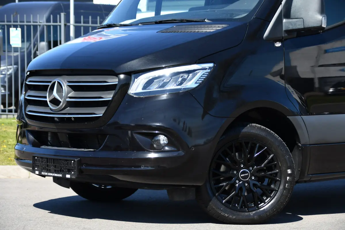 319 1.9 CDI L2H2 RWD Black Edition 360 Camera, Cruise, LED, 3500kg Trekhaak, Carplay, Leder, 10,5'' Mbux, 190pk, Automaat, NAVI, Uniek!
