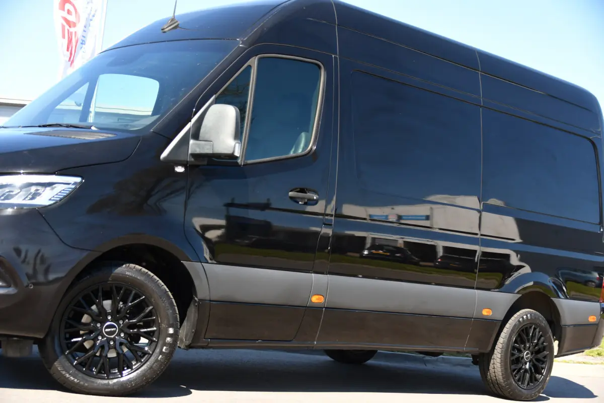 319 1.9 CDI L2H2 RWD Black Edition 360 Camera, Cruise, LED, 3500kg Trekhaak, Carplay, Leder, 10,5'' Mbux, 190pk, Automaat, NAVI, Uniek!