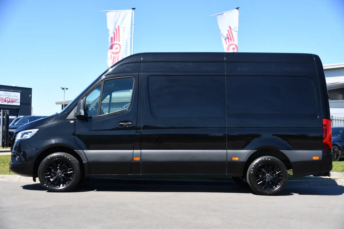 319 1.9 CDI L2H2 RWD Black Edition 360 Camera, Cruise, LED, 3500kg Trekhaak, Carplay, Leder, 10,5'' Mbux, 190pk, Automaat, NAVI, Uniek!