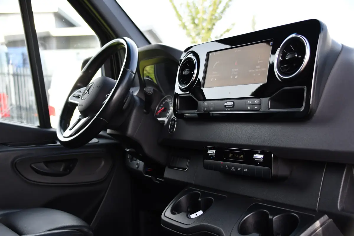 319 1.9 CDI L2H2 RWD Black Edition 360 Camera, Cruise, LED, 3500kg Trekhaak, Carplay, Leder, 10,5'' Mbux, 190pk, Automaat, NAVI, Uniek!