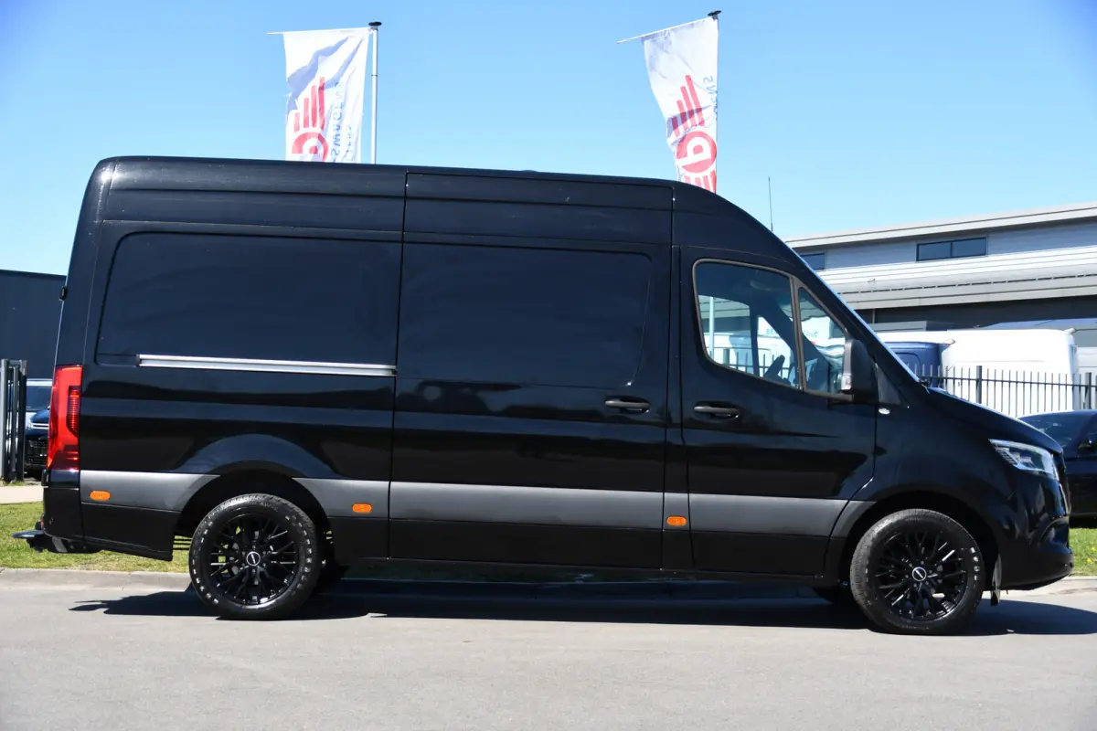 319 1.9 CDI L2H2 RWD Black Edition 360 Camera, Cruise, LED, 3500kg Trekhaak, Carplay, Leder, 10,5'' Mbux, 190pk, Automaat, NAVI, Uniek!