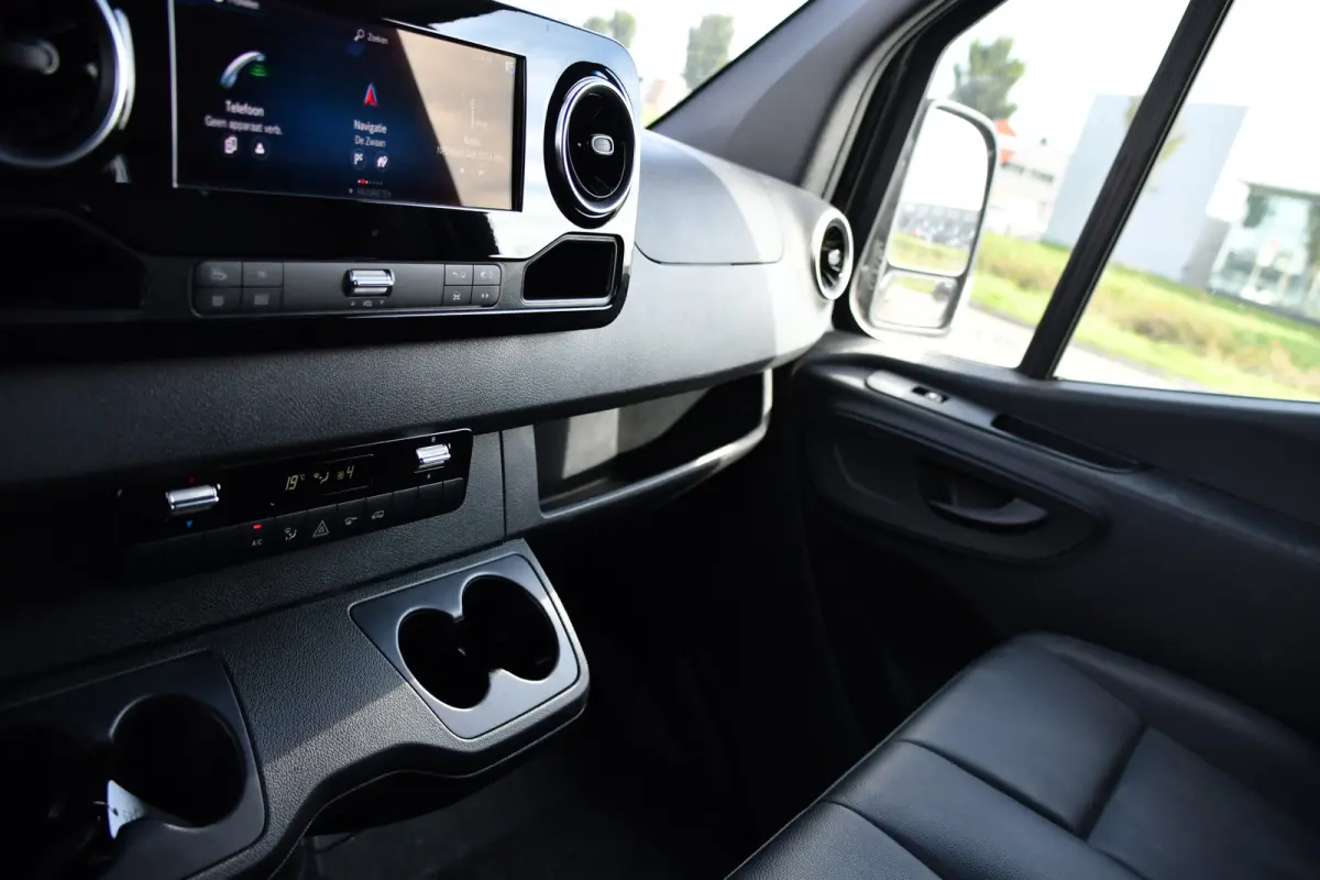 319 1.9 CDI L2H2 RWD Black Edition 360 Camera, Cruise, LED, 3500kg Trekhaak, Carplay, Leder, 10,5'' Mbux, 190pk, Automaat, NAVI, Uniek!