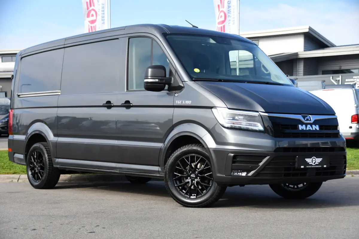3.180 35 2.0 L3H2 PB Edition Cruise, Camera, Carplay, LED, 177pk, Automaat, Geveerde stoel, Multimedia, Uniek!