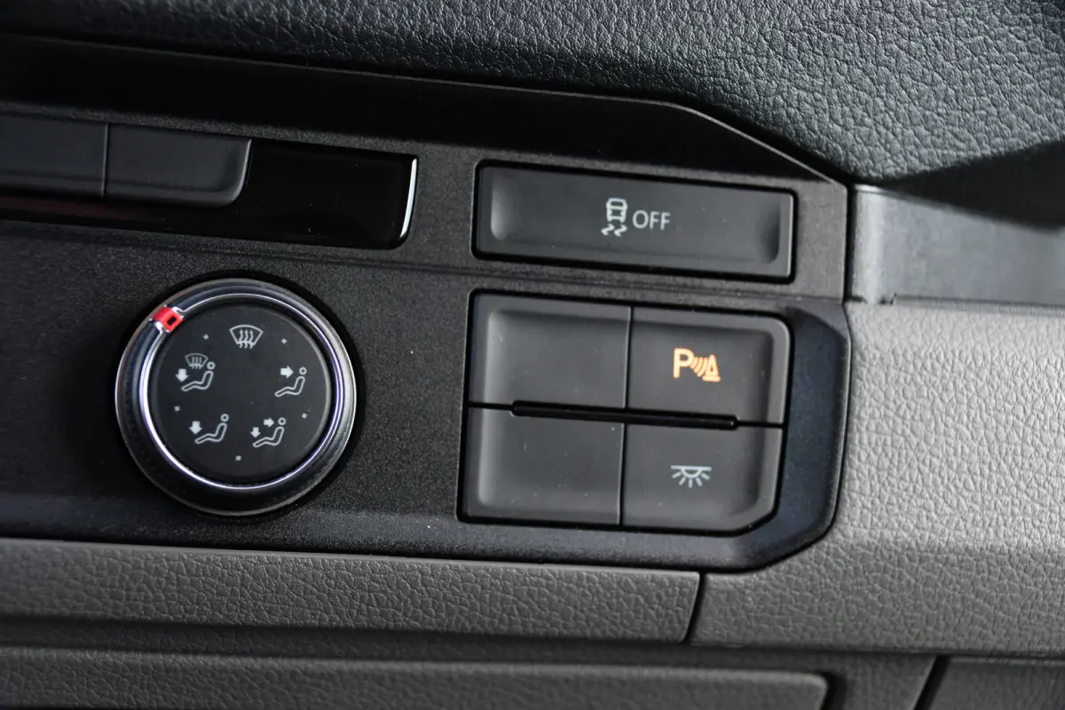 3.180 35 2.0 L3H2 PB Edition Cruise, Camera, Carplay, LED, 177pk, Automaat, Geveerde stoel, Multimedia, Uniek!