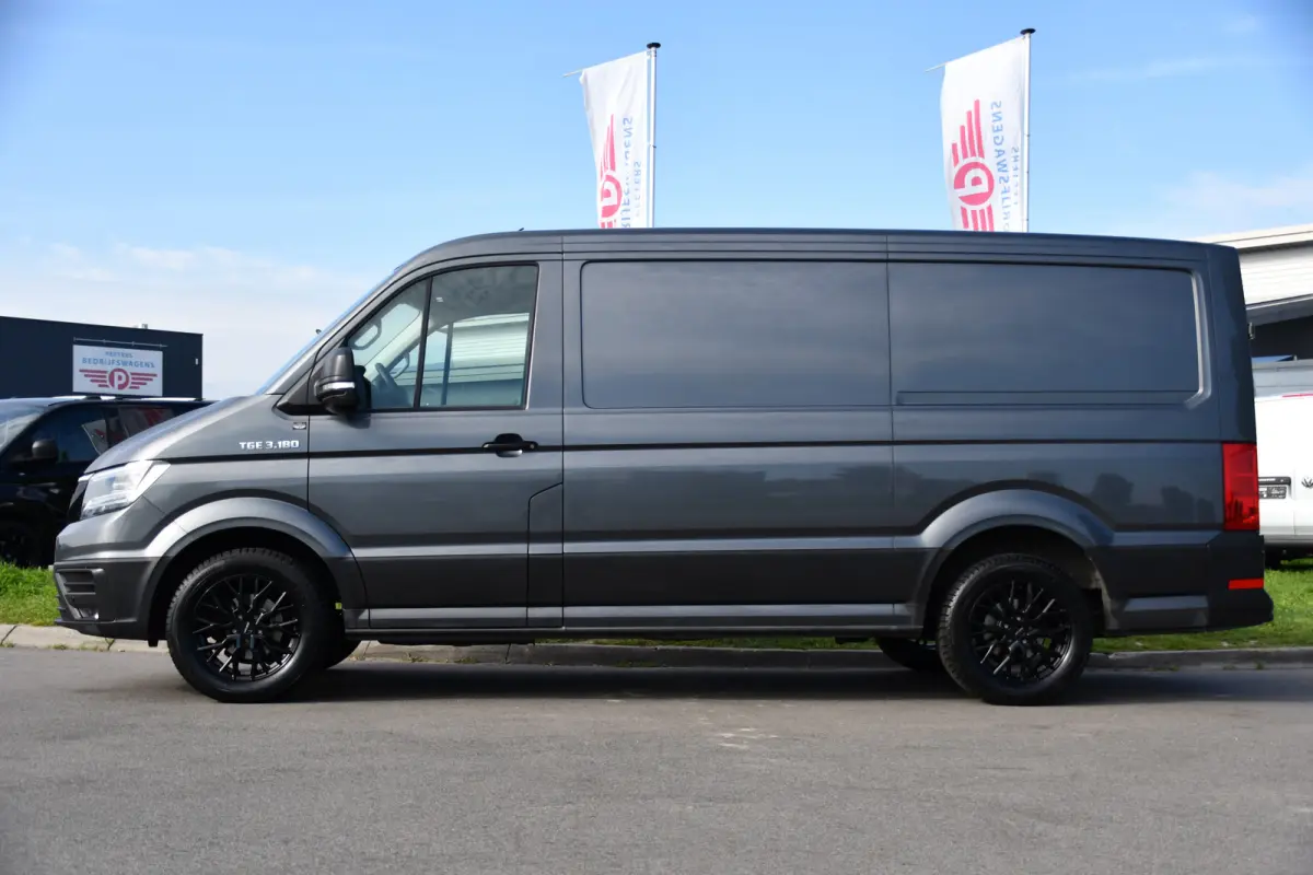 3.180 35 2.0 L3H2 PB Edition Cruise, Camera, Carplay, LED, 177pk, Automaat, Geveerde stoel, Multimedia, Uniek!