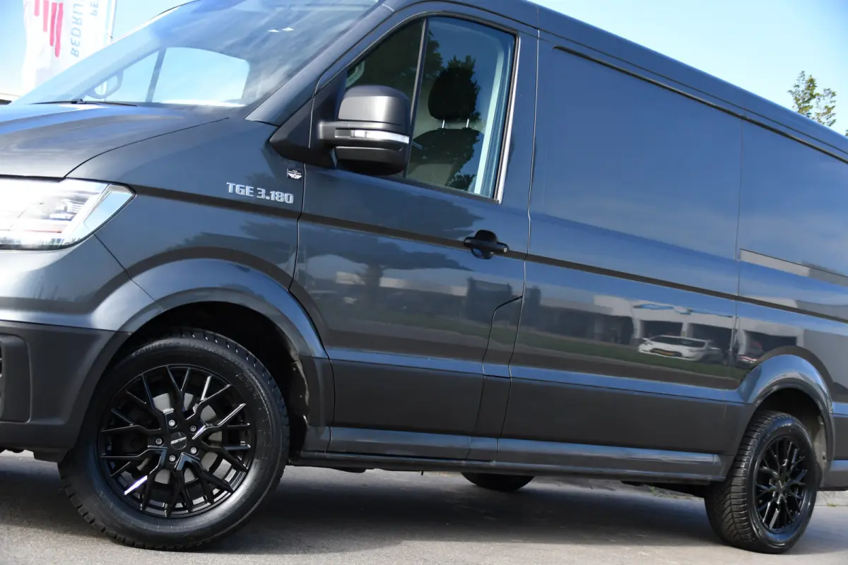 3.180 35 2.0 L3H2 PB Edition Cruise, Camera, Carplay, LED, 177pk, Automaat, Geveerde stoel, Multimedia, Uniek!