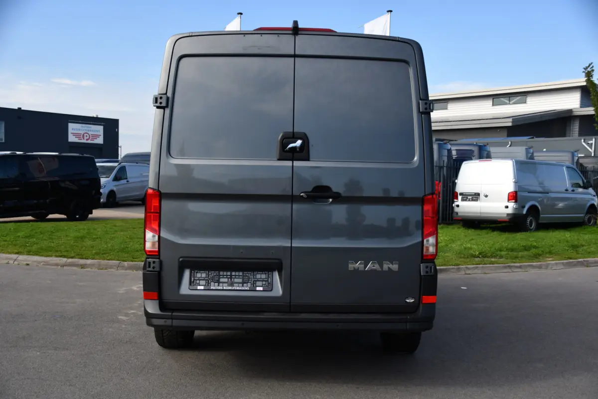 3.180 35 2.0 L3H2 PB Edition Cruise, Camera, Carplay, LED, 177pk, Automaat, Geveerde stoel, Multimedia, Uniek!
