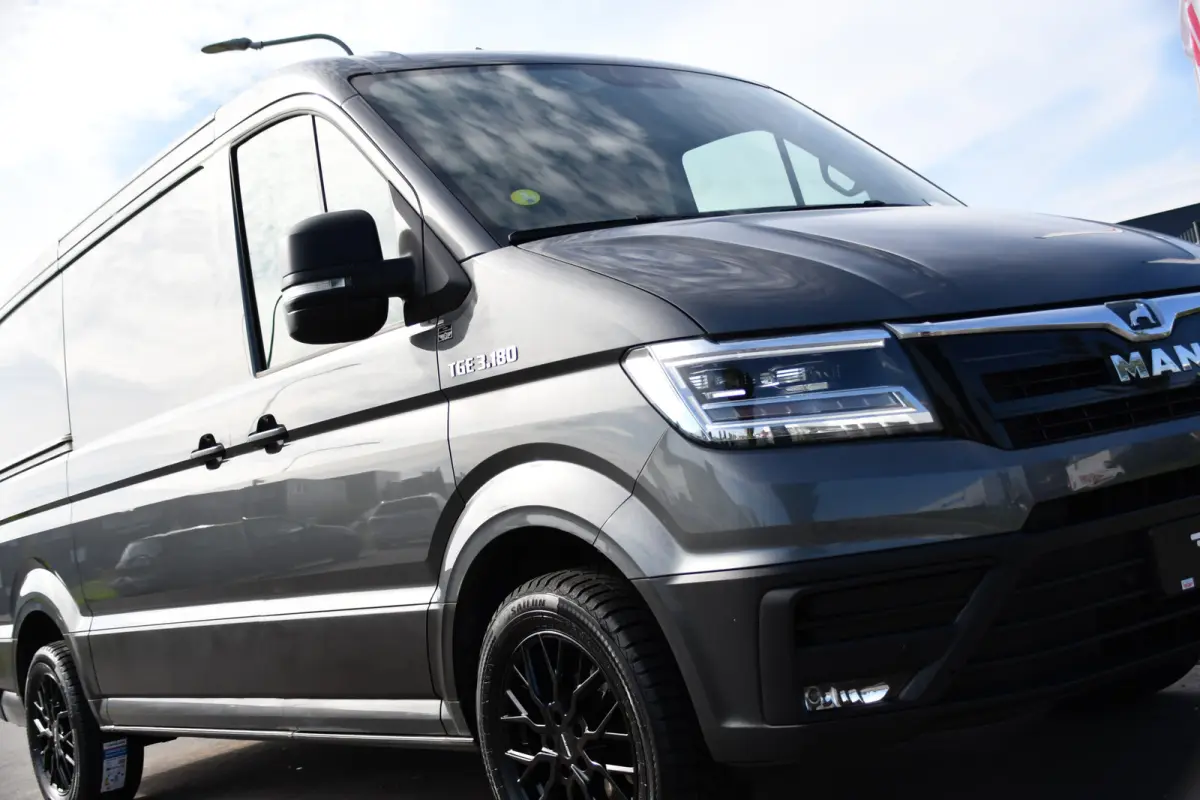 3.180 35 2.0 L3H2 PB Edition Cruise, Camera, Carplay, LED, 177pk, Automaat, Geveerde stoel, Multimedia, Uniek!