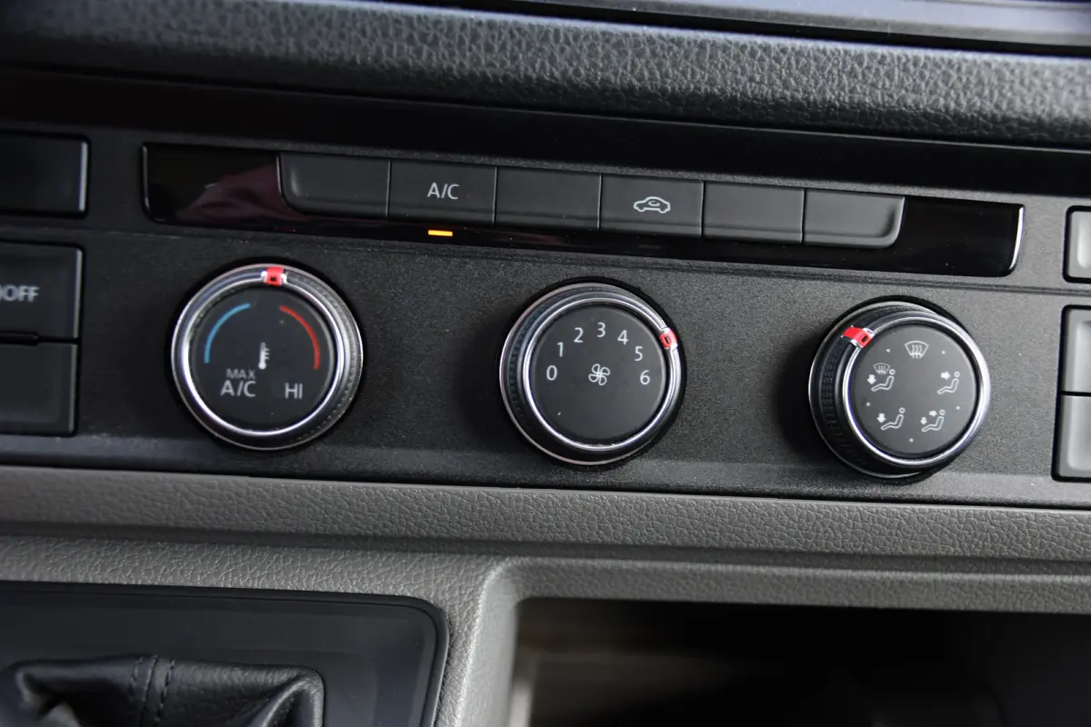 3.180 35 2.0 L3H2 PB Edition Cruise, Camera, Carplay, LED, 177pk, Automaat, Geveerde stoel, Multimedia, Uniek!