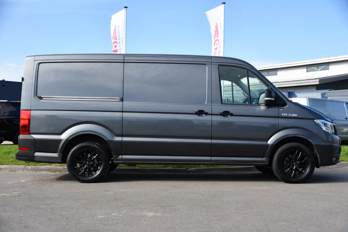 3.180 35 2.0 L3H2 PB Edition Cruise, Camera, Carplay, LED, 177pk, Automaat, Geveerde stoel, Multimedia, Uniek!