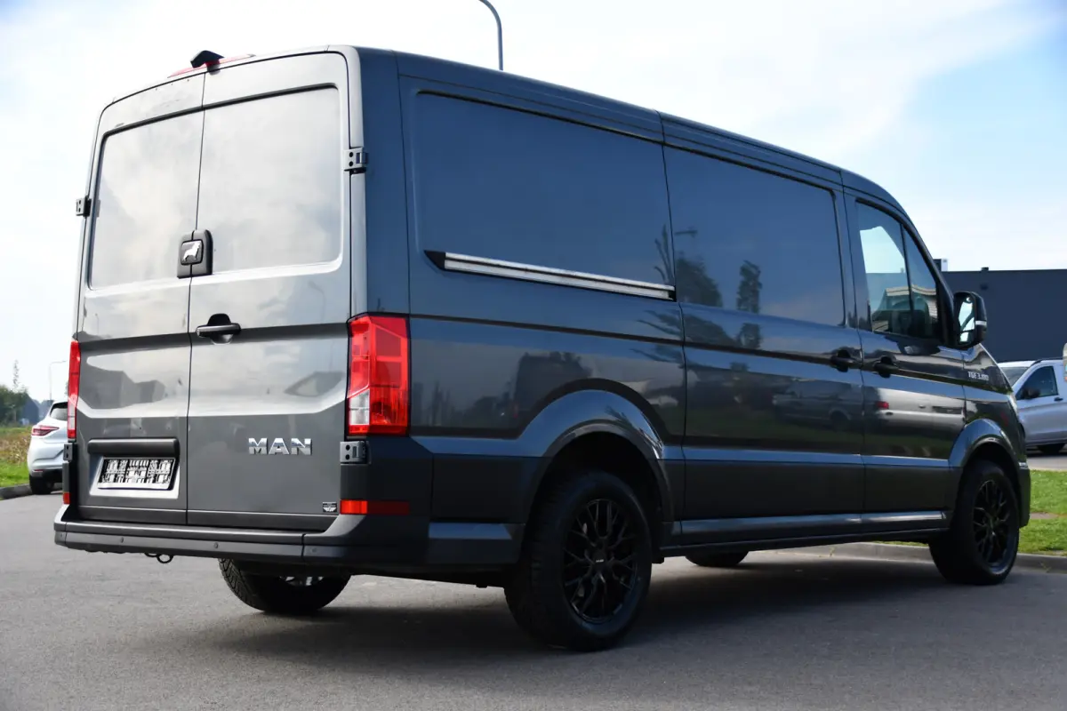 3.180 35 2.0 L3H2 PB Edition Cruise, Camera, Carplay, LED, 177pk, Automaat, Geveerde stoel, Multimedia, Uniek!