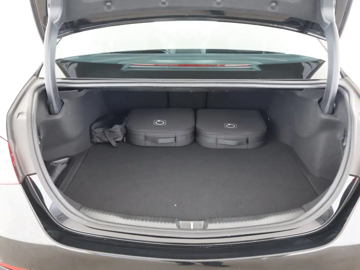 300e AVANTGARDE ** LED, MEMORY, TREKH, ACC, HuD, WINTERPACK, 18-inch LMV, KEYLESS ** Ex MB-AG - UNFALLFREI ** ** INFORMEER OOK NAAR ONZE AANTREKKELIJKE FINANCIAL-LEASE TARIEVEN **