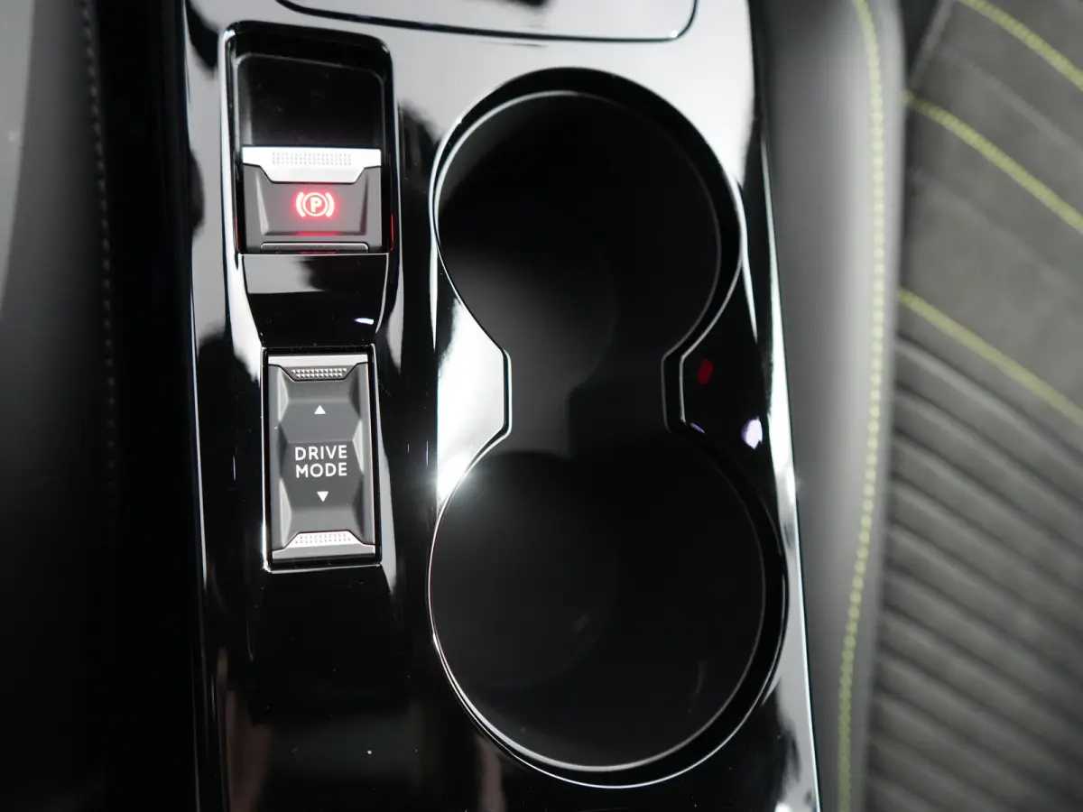 GT | Advanced Active Safety Brake met camera en radar | Climate Control | Elektrisch verstelbare en verwarmbare buitenspiegels