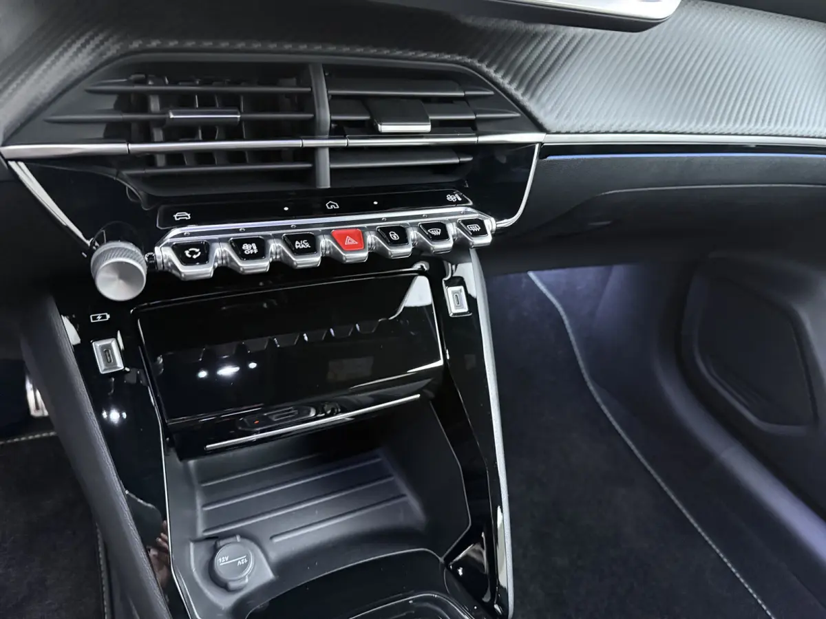 | Demo Deal | GT, | 10" touchscreen met DAB+ radio en Wireless Mirror Screen (Apple CarPlay / Android Auto ) | 17’’ lichtmetalen velgen ‘YANAKA’, afgewerkt in zwart Orbital met glanz