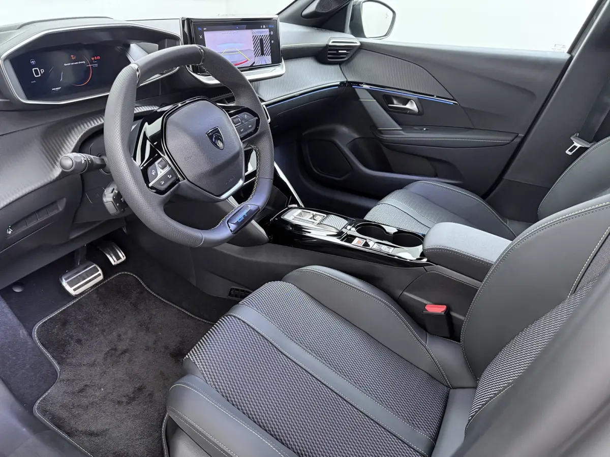 | Demo Deal | GT, | 10" touchscreen met DAB+ radio en Wireless Mirror Screen (Apple CarPlay / Android Auto ) | 17’’ lichtmetalen velgen ‘YANAKA’, afgewerkt in zwart Orbital met glanz