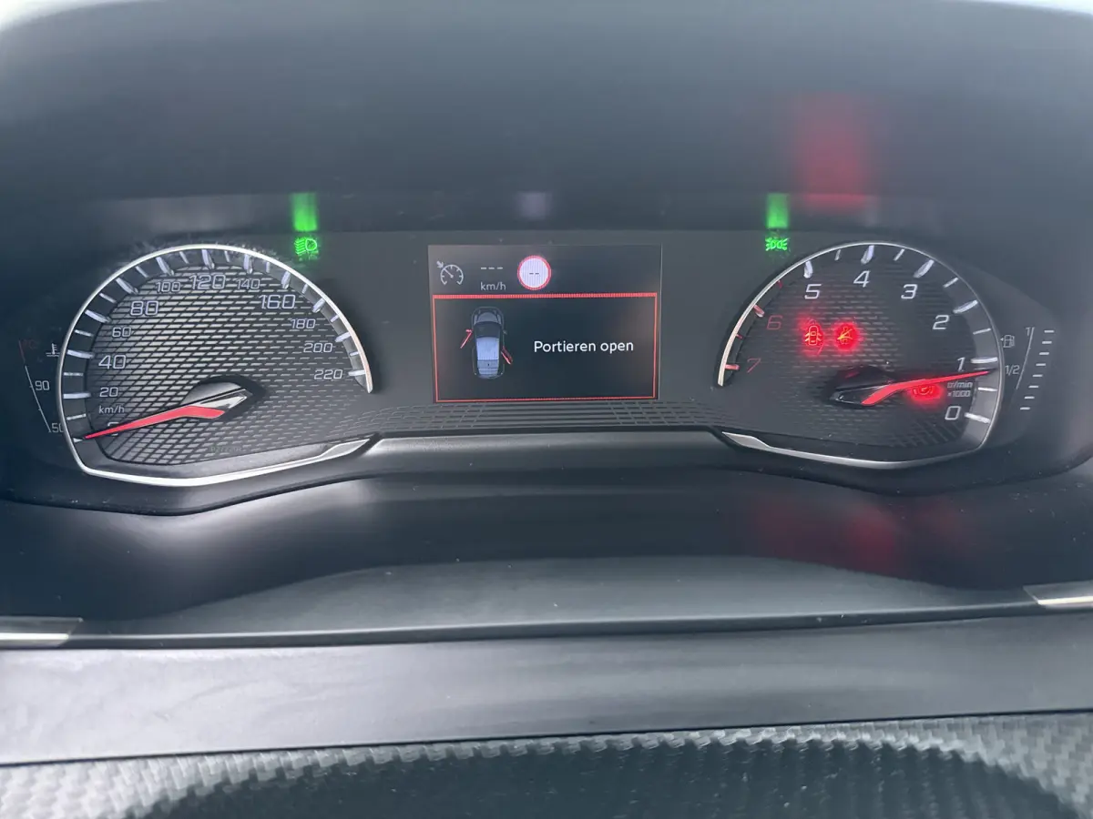 1.2 130PK Allure Pack | Achteruitrijcamera | Airco (automatisch) | Apple Carplay/Android Auto