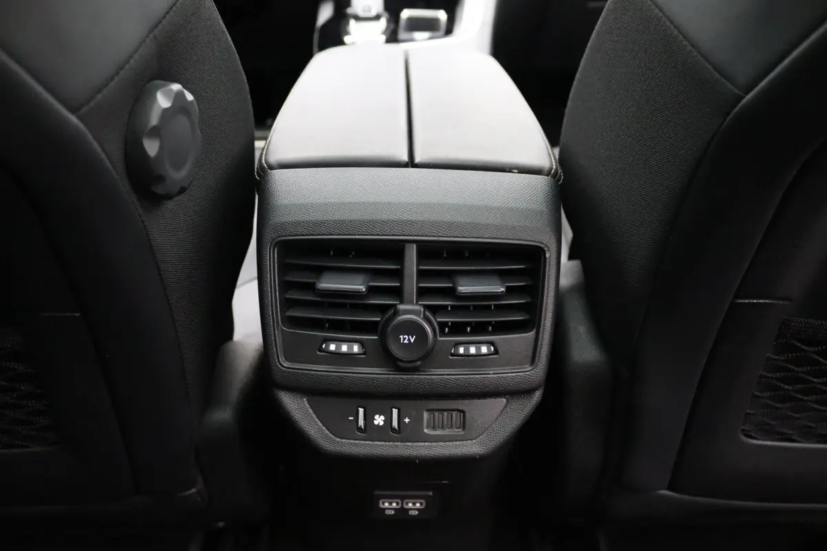 1.6 PureTech GT Pack Business Automaat | 2 stoelen op derde rij | Airco (automatisch) | Apple Carplay/Android Auto|telefoonintegratie premium