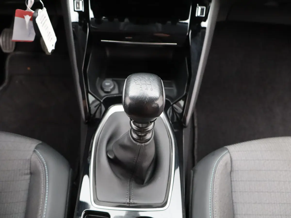 1.2 PureTech Allure Parkeersensoren | Climate Control | Cruise Control | 16' Lichtmetalen Velgen | Apple Carplay/Android Auto