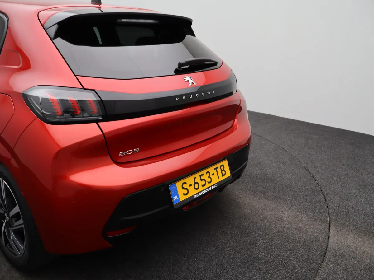 1.2 PureTech Allure Parkeersensoren | Climate Control | Cruise Control | 16' Lichtmetalen Velgen | Apple Carplay/Android Auto