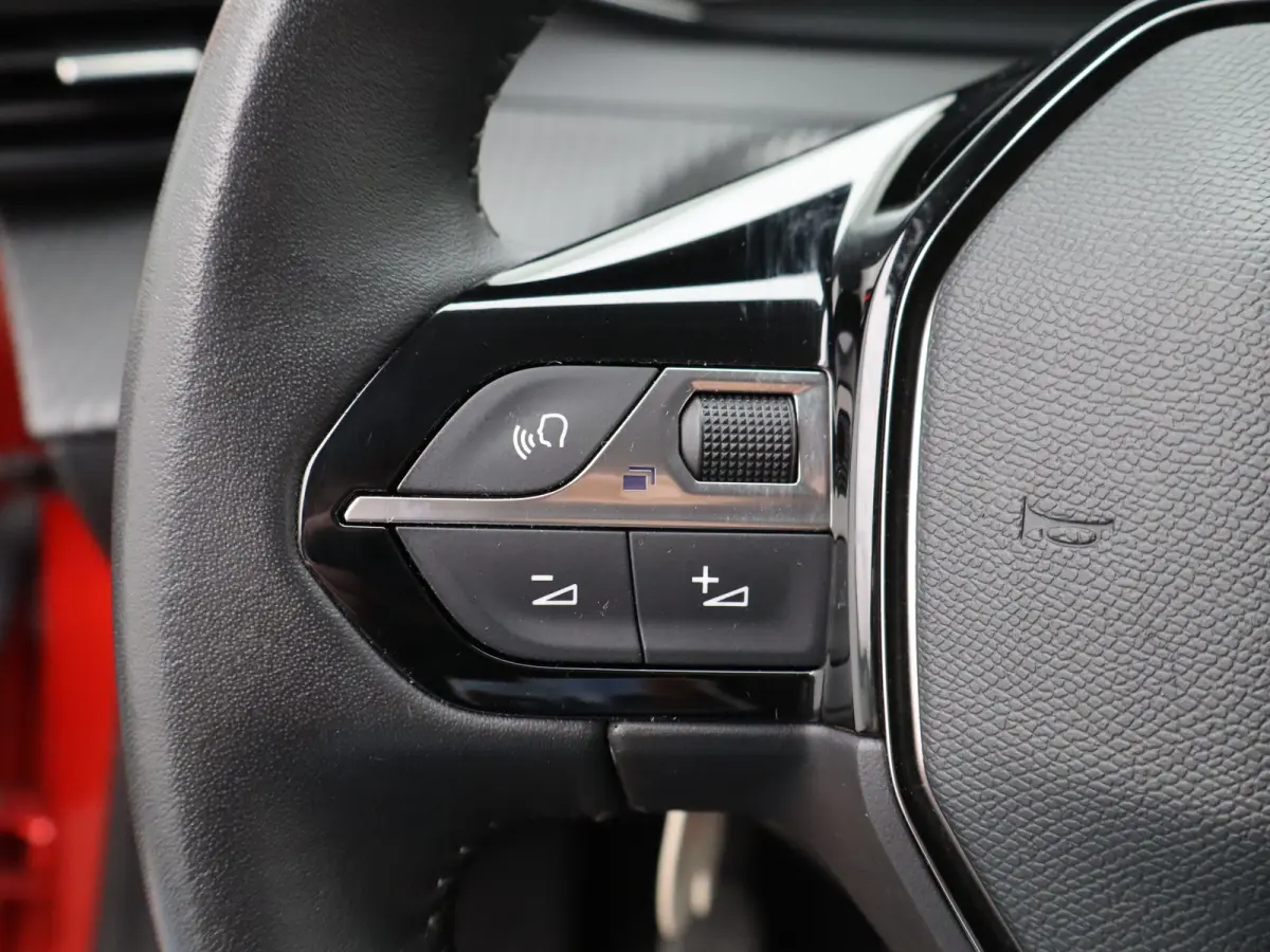 1.2 PureTech Allure Parkeersensoren | Climate Control | Cruise Control | 16' Lichtmetalen Velgen | Apple Carplay/Android Auto