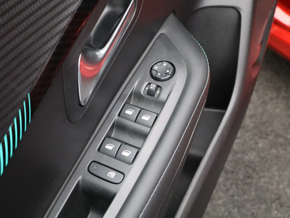 1.2 PureTech Allure Parkeersensoren | Climate Control | Cruise Control | 16' Lichtmetalen Velgen | Apple Carplay/Android Auto